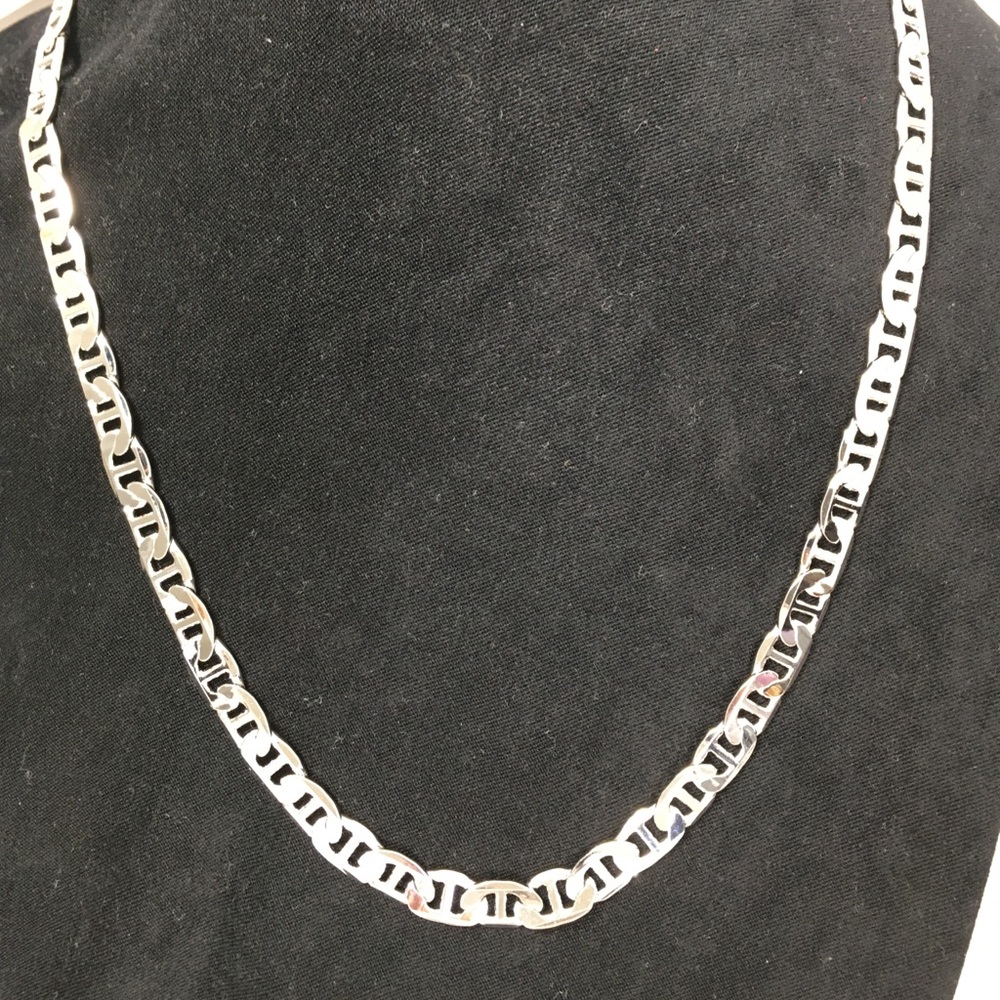 Silver tone chain mariner style